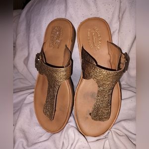 Kork Ease Belmont Gold crackle thong sandals. Sz 9